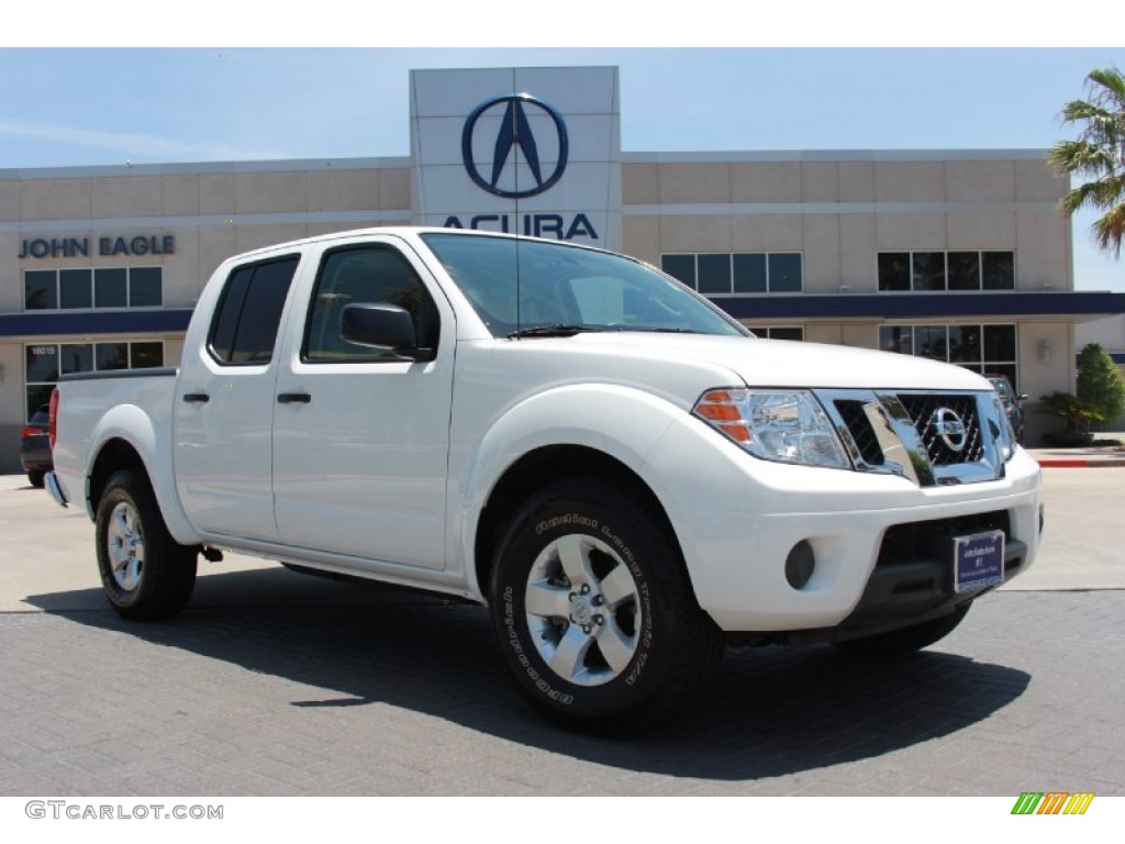 Avalanche White Nissan Frontier