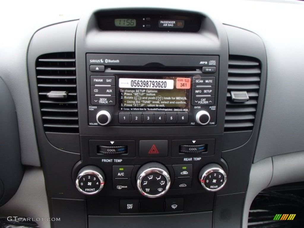 2014 Kia Sedona LX Controls Photo #82827034
