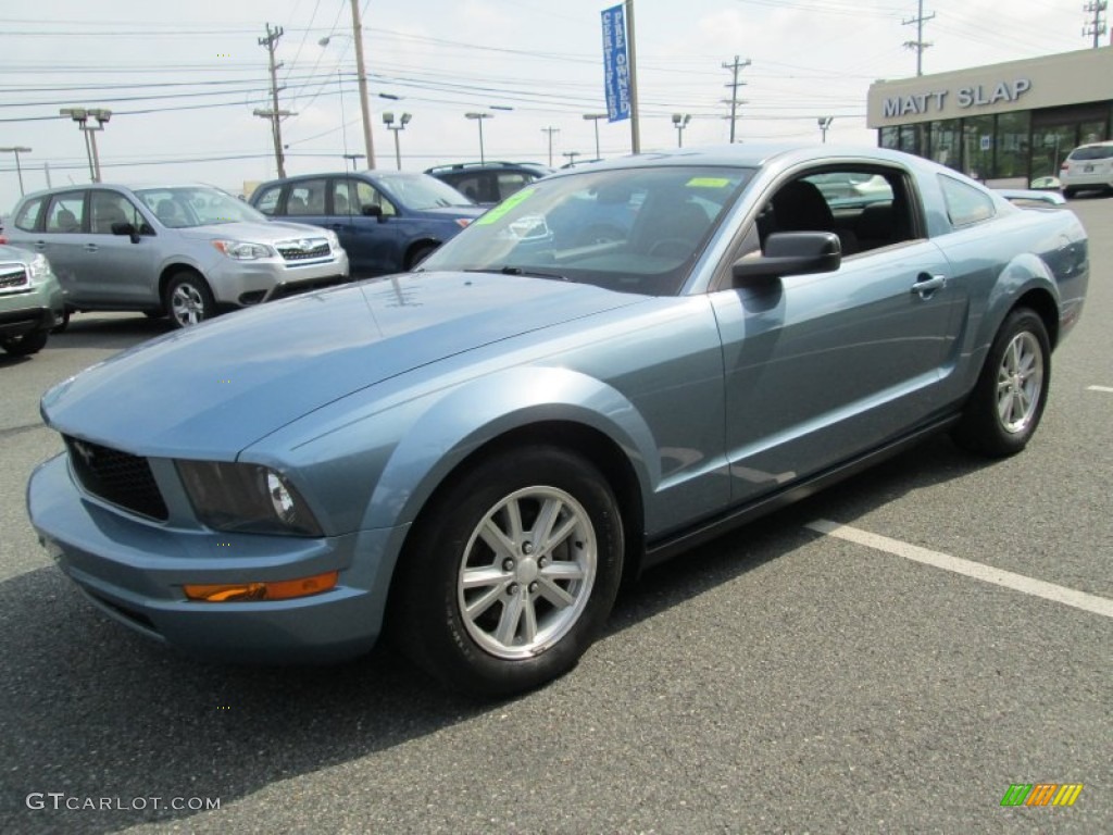2006 Mustang V6 Premium Coupe - Windveil Blue Metallic / Dark Charcoal photo #2