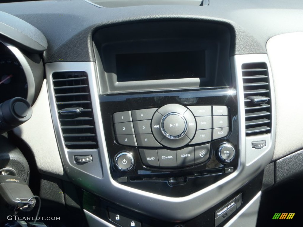 2014 Chevrolet Cruze LS Controls Photo #82860227