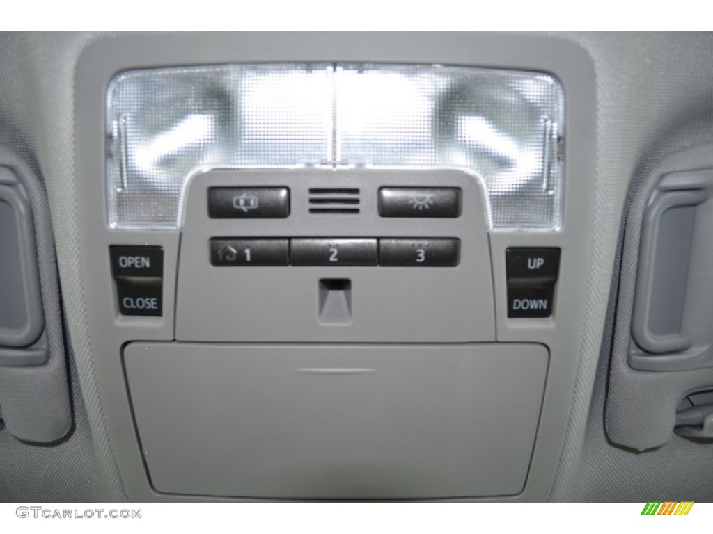 2013 Camry SE V6 - Super White / Black photo #17