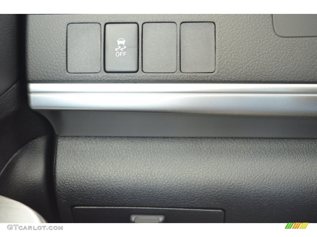 2013 Camry SE V6 - Super White / Black photo #21