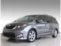 Front 3/4 View of 2013 Sienna SE
