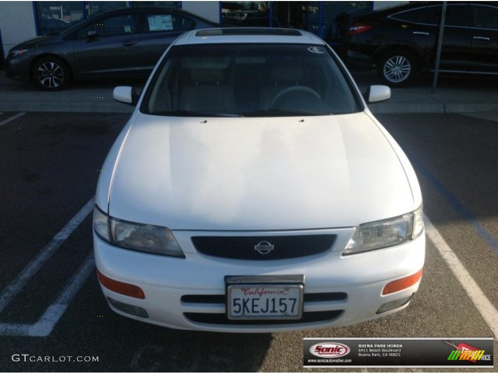 1995 Maxima GXE - Arctic White Pearl / Beige photo #1