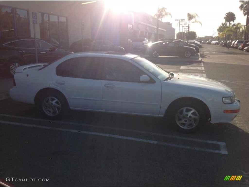 1995 Maxima GXE - Arctic White Pearl / Beige photo #2
