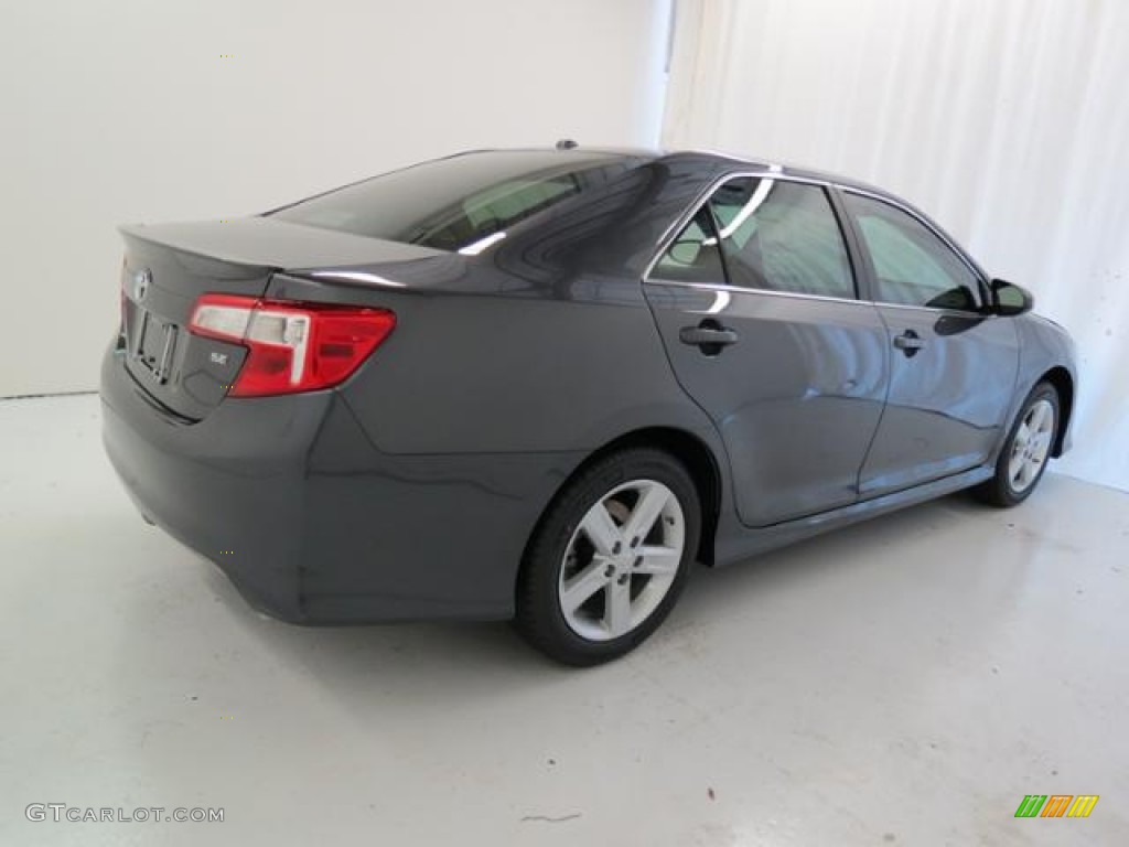 2013 Camry SE - Magnetic Gray Metallic / Black photo #17