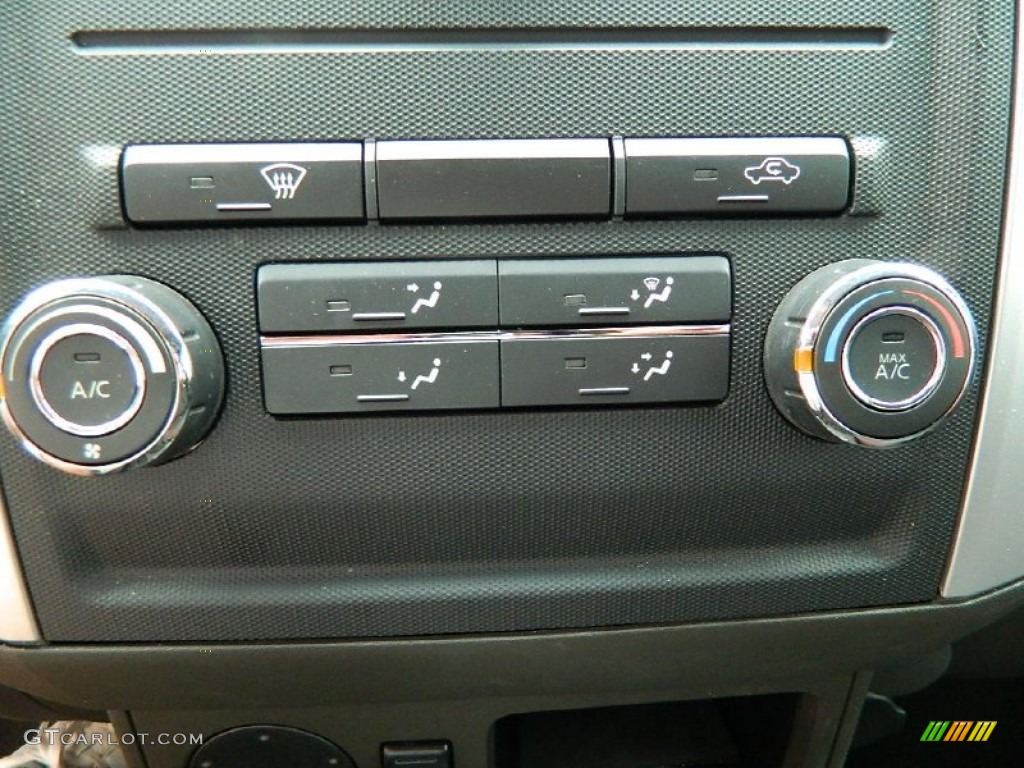 2009 Nissan Frontier PRO-4X King Cab Controls Photos