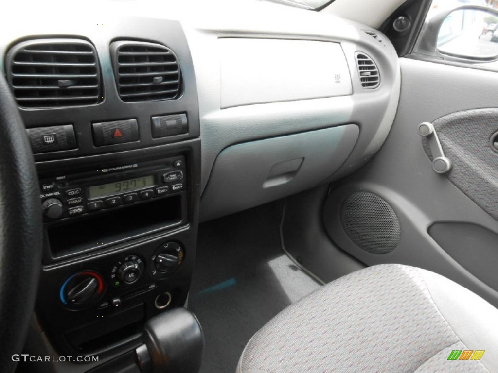 2002 Rio Sedan - Polar White / Gray photo #16