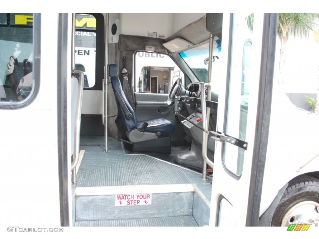 2003 F450 Super Duty Passenger Bus - Oxford White / Medium Flint photo #14