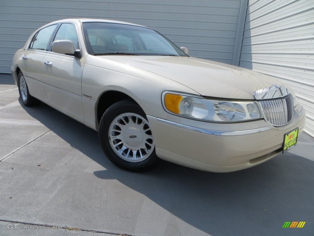 2002 Town Car Cartier - Ivory Parchment Pearl / Light Parchment photo #1