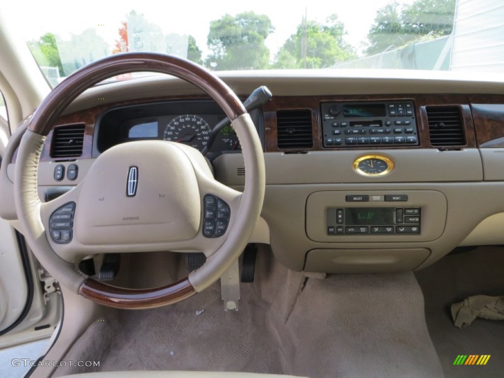 2002 Town Car Cartier - Ivory Parchment Pearl / Light Parchment photo #33