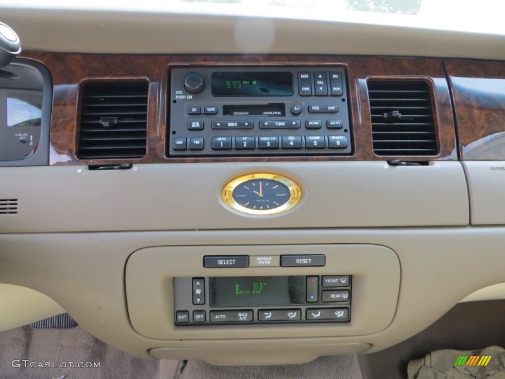 2002 Town Car Cartier - Ivory Parchment Pearl / Light Parchment photo #34