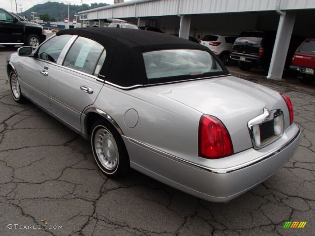 2001 Town Car Executive - Silver Frost Metallic / Light Graphite photo #6