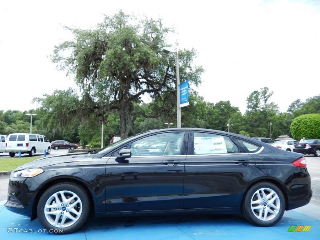 2013 Fusion SE - Tuxedo Black Metallic / Dune photo #2