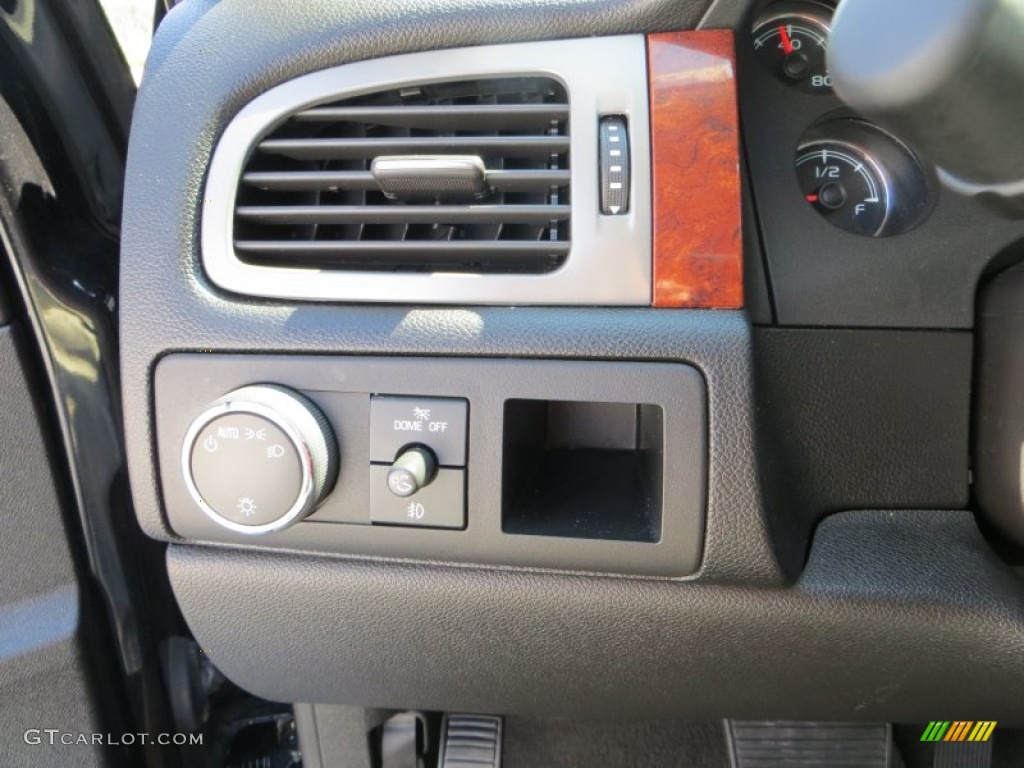 2013 Chevrolet Avalanche LS Controls Photos