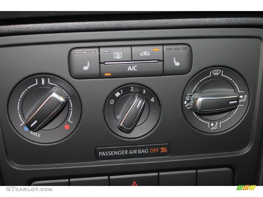 2013 Volkswagen Beetle R-Line Controls Photo #82988700