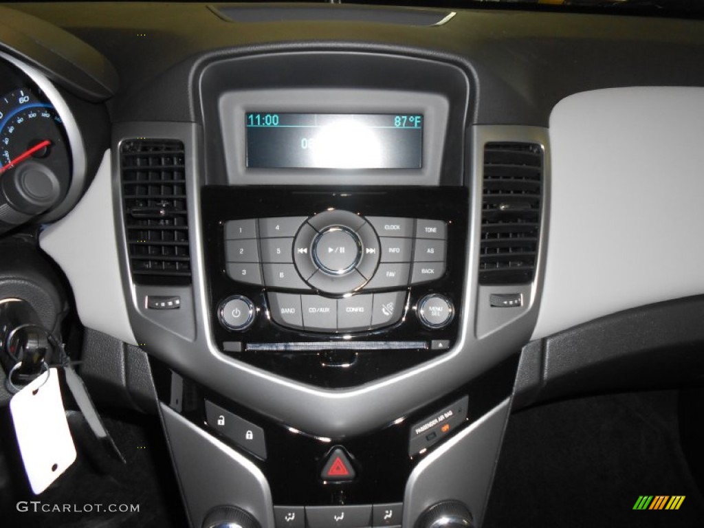 2014 Chevrolet Cruze LS Controls Photo #82993275