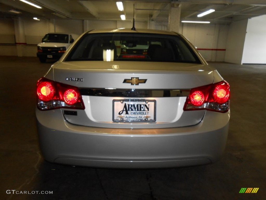 2014 Cruze LS - Champagne Silver Metallic / Jet Black/Medium Titanium photo #6