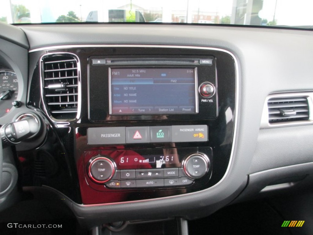 2014 Mitsubishi Outlander SE Controls Photo #83006034