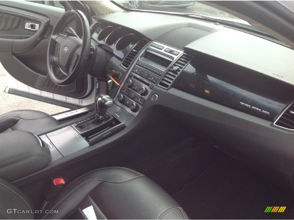 2010 Taurus Limited AWD - White Platinum Metallic Tri-Coat / Charcoal Black photo #17