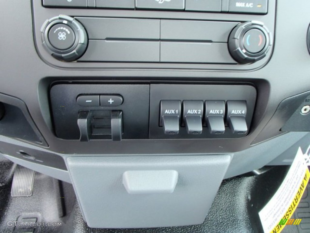 2013 Ford F350 Super Duty XL Regular Cab 4x4 Controls Photo #83013004