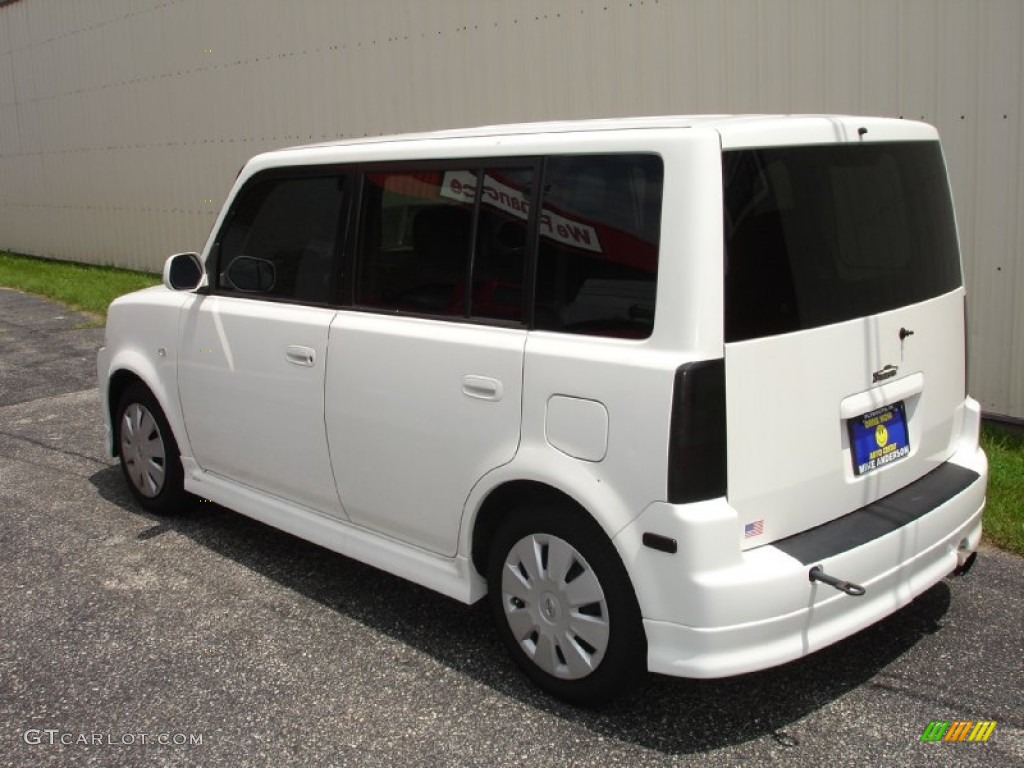 2006 xB  - Polar White / Dark Charcoal photo #3