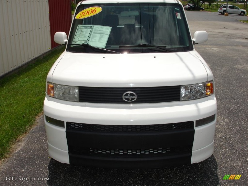 2006 xB  - Polar White / Dark Charcoal photo #5