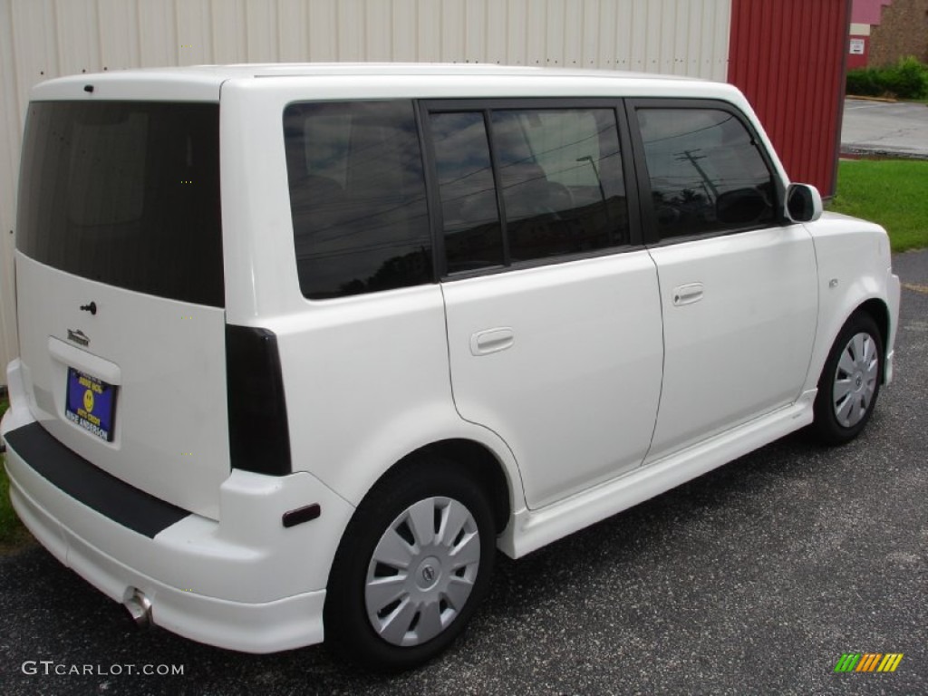 2006 xB  - Polar White / Dark Charcoal photo #7