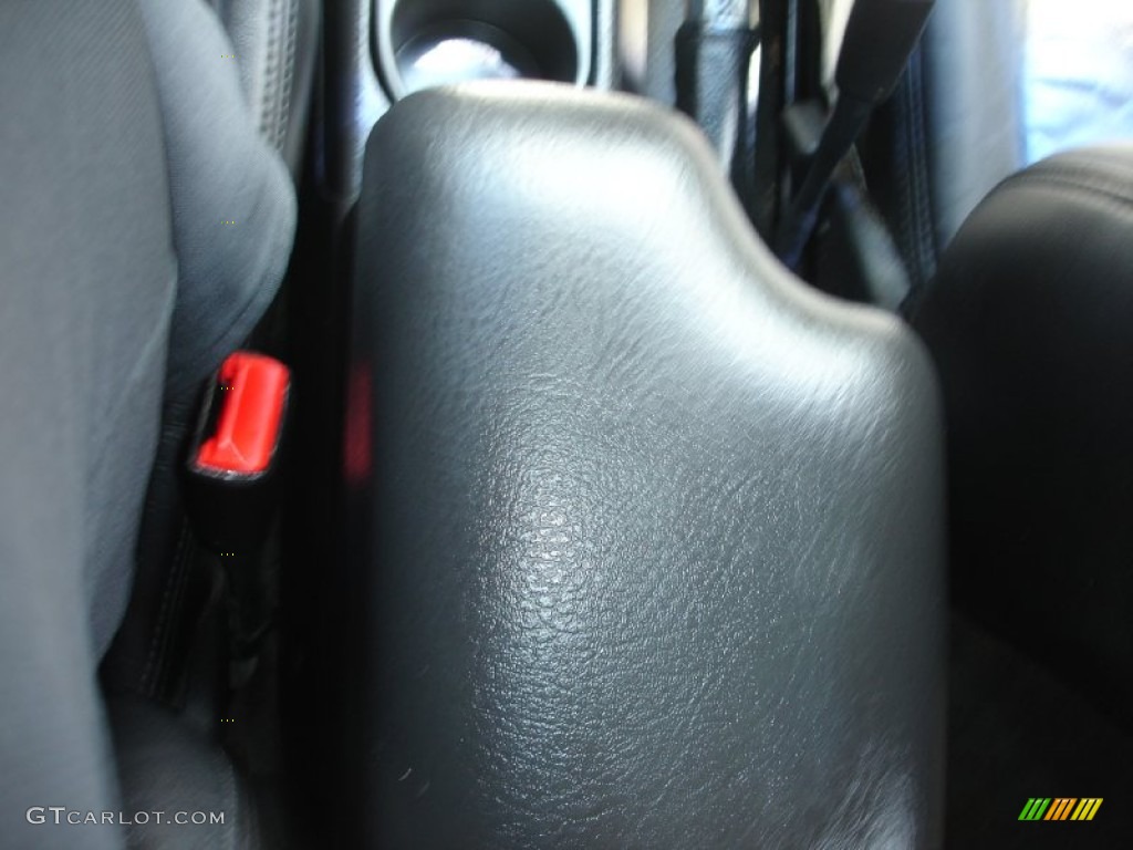 2003 L Series L300 Sedan - Black / Black photo #16