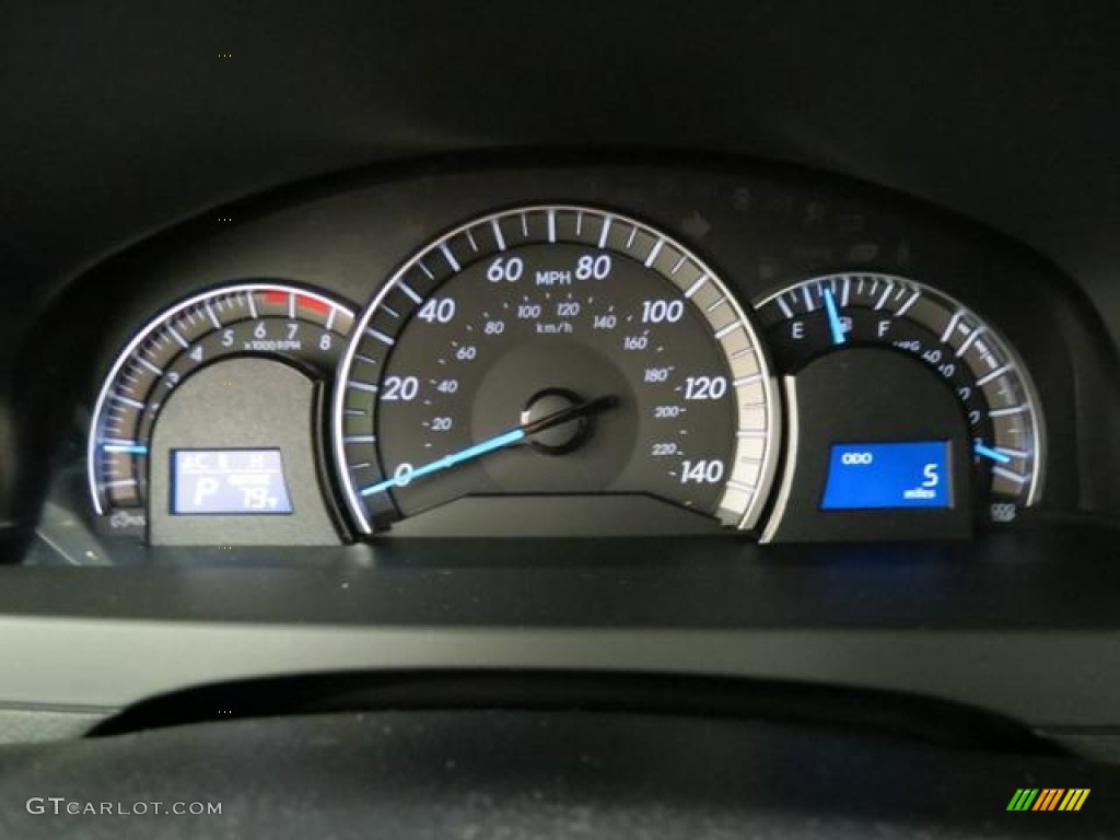 2013 Toyota Camry SE Gauges Photos