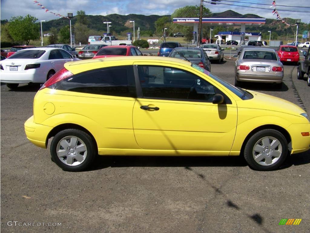 2005 Focus ZX3 S Coupe - Egg Yolk Yellow / Charcoal/Charcoal photo #2