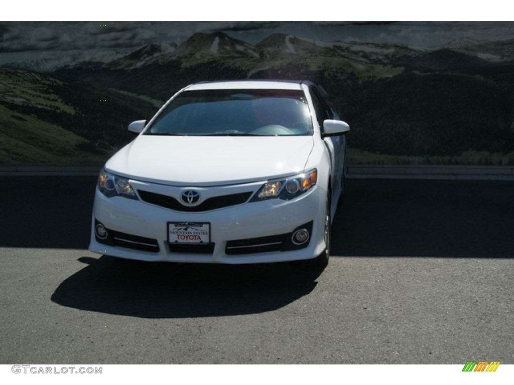 2013 Camry SE - Super White / Black/Ash photo #3