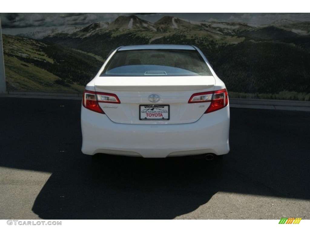 2013 Camry SE - Super White / Black/Ash photo #4