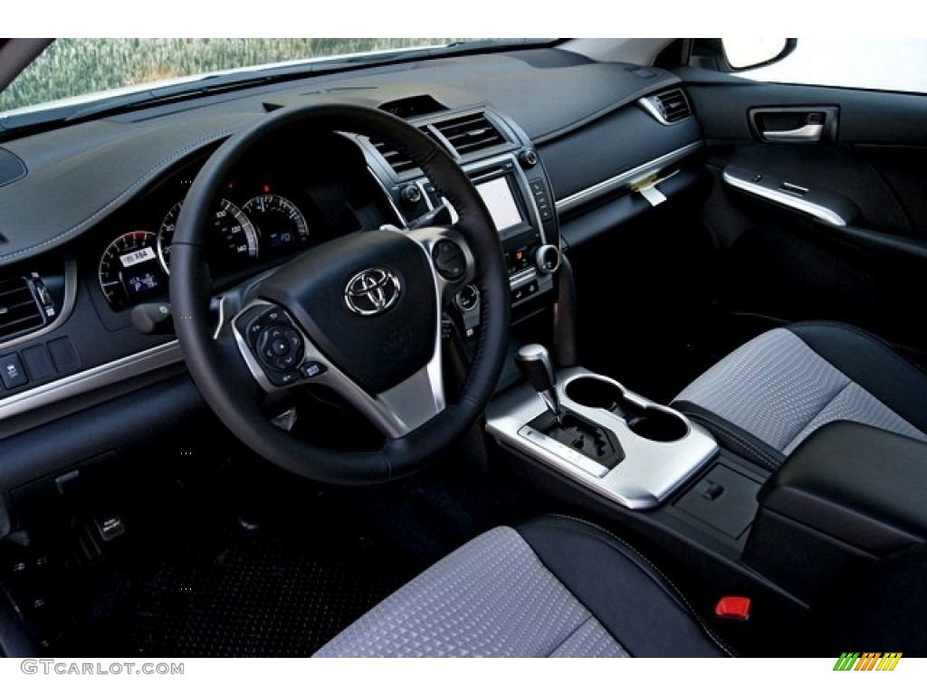 2013 Camry SE - Super White / Black/Ash photo #5