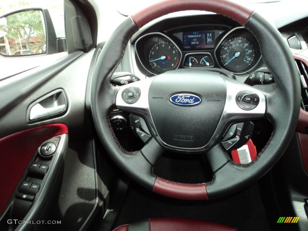 2013 Ford Focus SE Sedan Tuscany Red Steering Wheel Photo #83096200