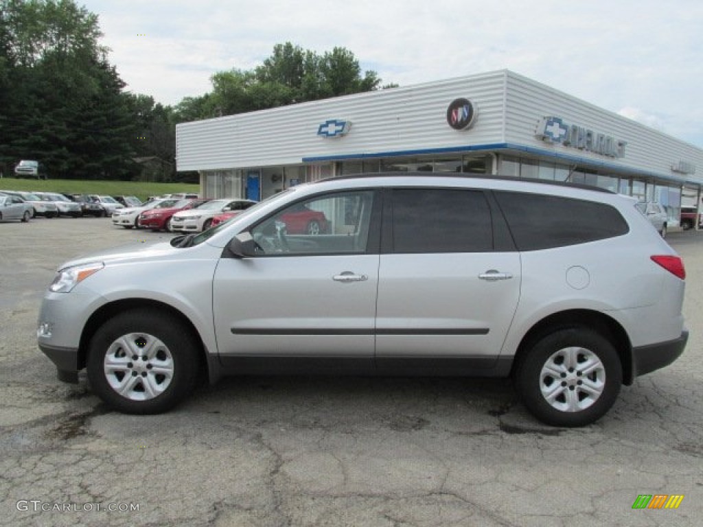 2010 Traverse LS AWD - Silver Ice Metallic / Dark Gray/Light Gray photo #2