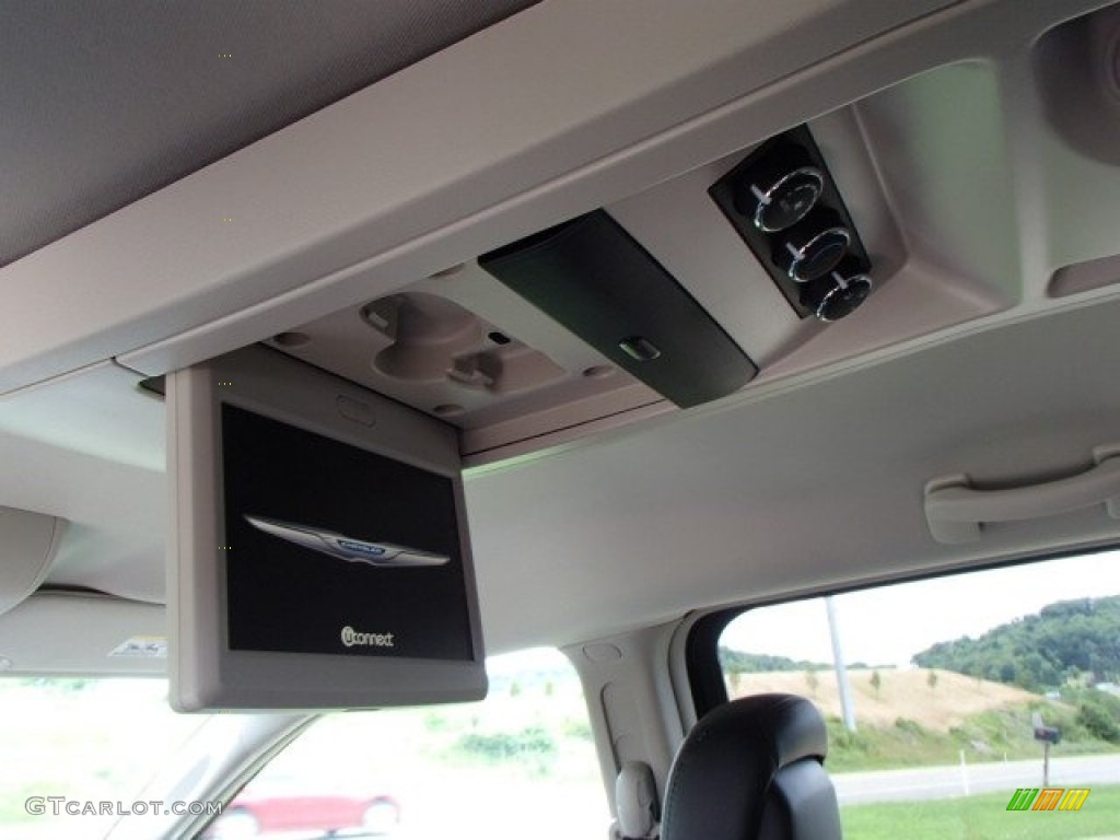 2013 Town & Country Touring - Brilliant Black Crystal Pearl / Black/Light Graystone photo #14