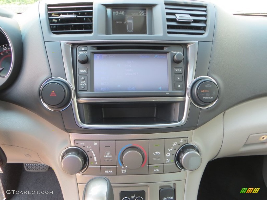 2013 Highlander SE - Classic Silver Metallic / Ash photo #25