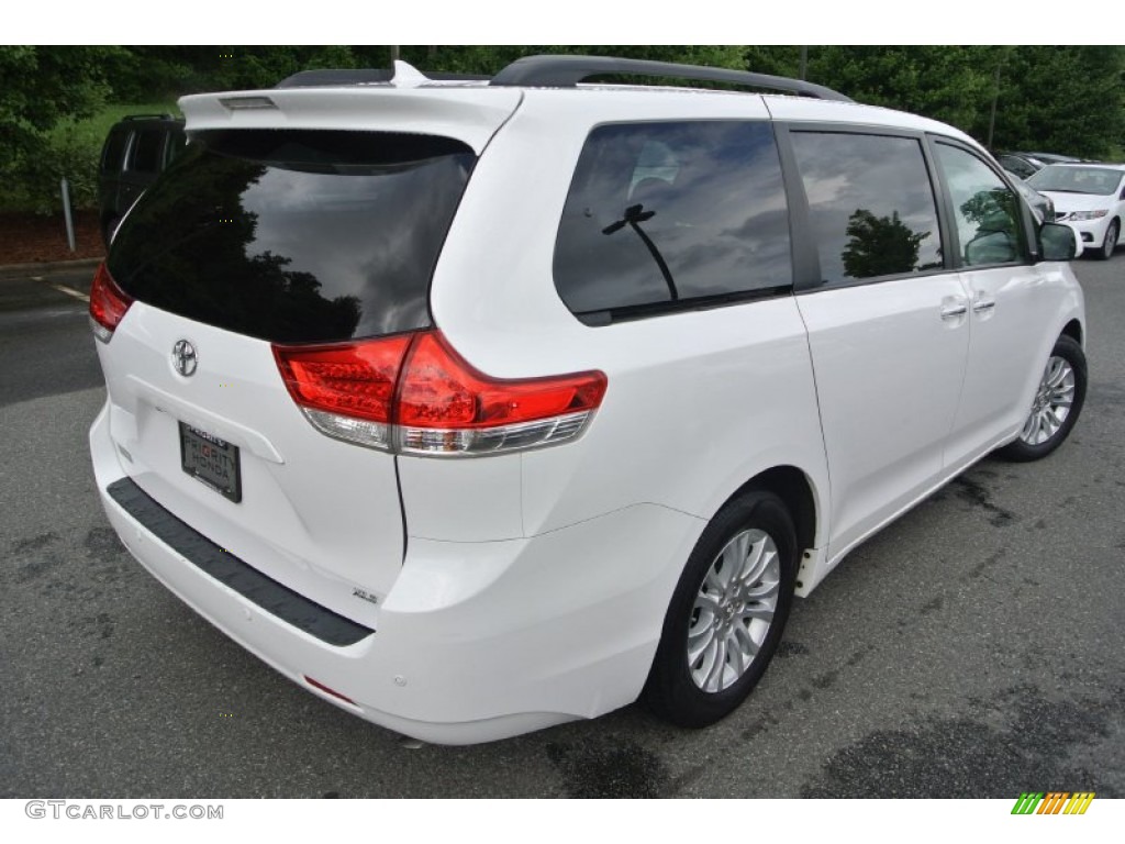 2011 Sienna XLE - Super White / Bisque photo #4