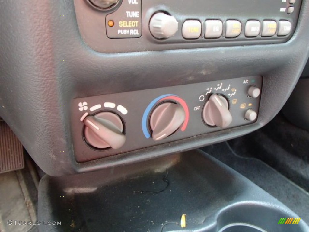 2002 Sunfire SE Coupe - Black / Graphite photo #16