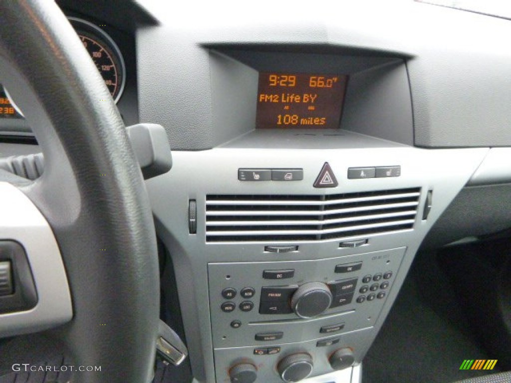 2008 Astra XR Sedan - Arctic White / Charcoal photo #18