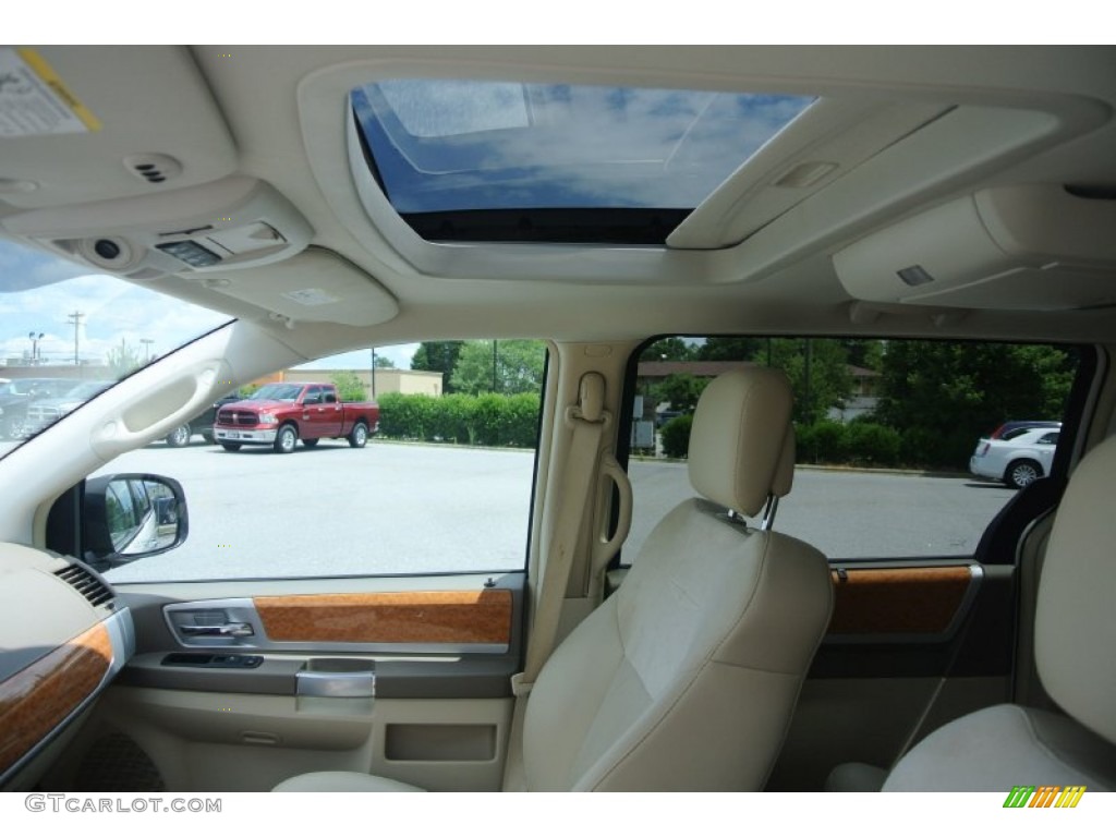2010 Town & Country Limited - Stone White / Medium Pebble Beige/Cream photo #11
