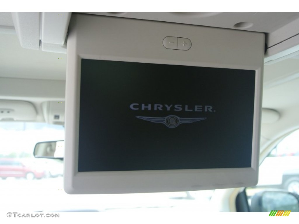2010 Town & Country Limited - Stone White / Medium Pebble Beige/Cream photo #20