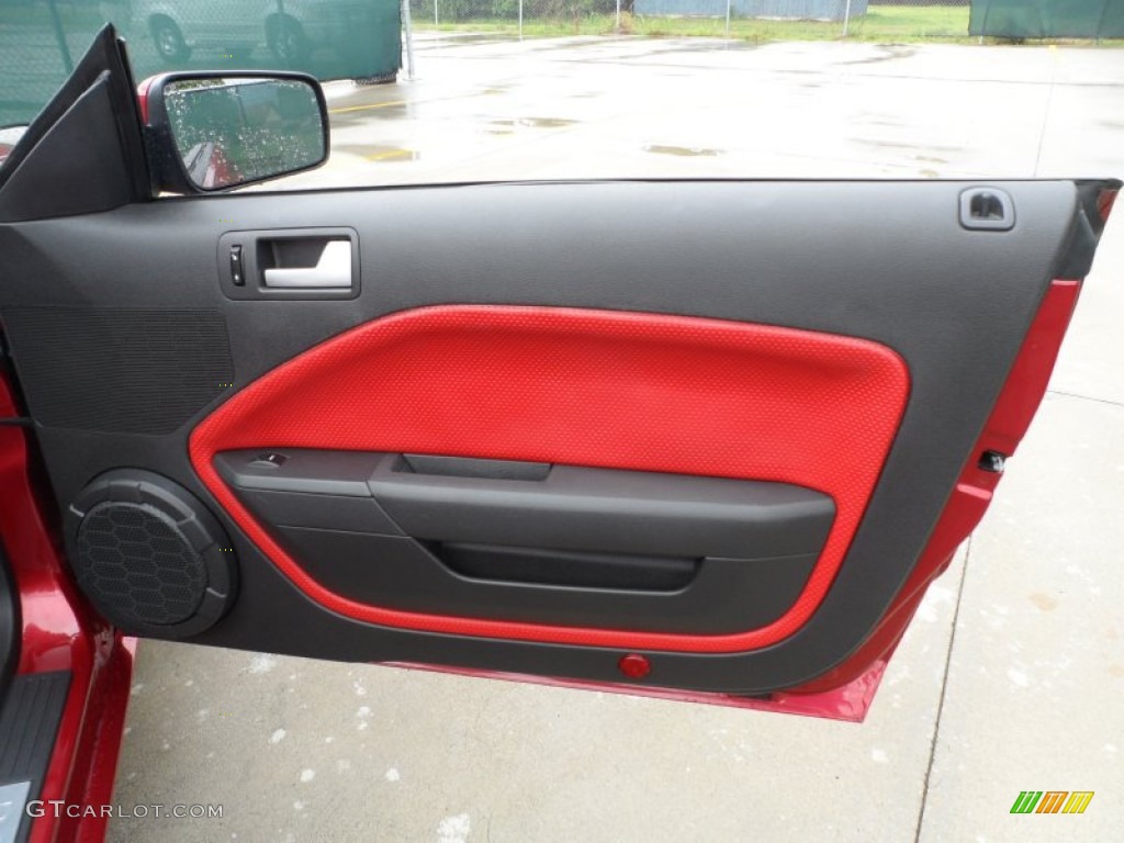 2006 Ford Mustang GT Premium Convertible Red/Dark Charcoal Door Panel Photo #83187942