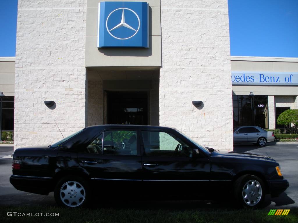 1994 E 320 Sedan - Midnight Blue / Parchment photo #5