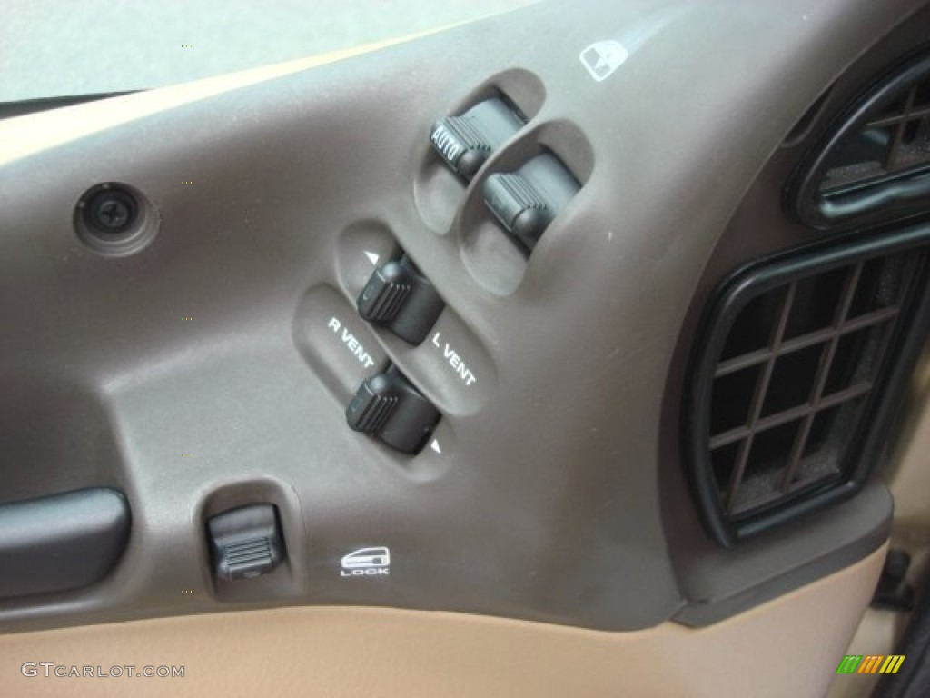 2000 Chrysler Town & Country LX Controls Photo #83224082
