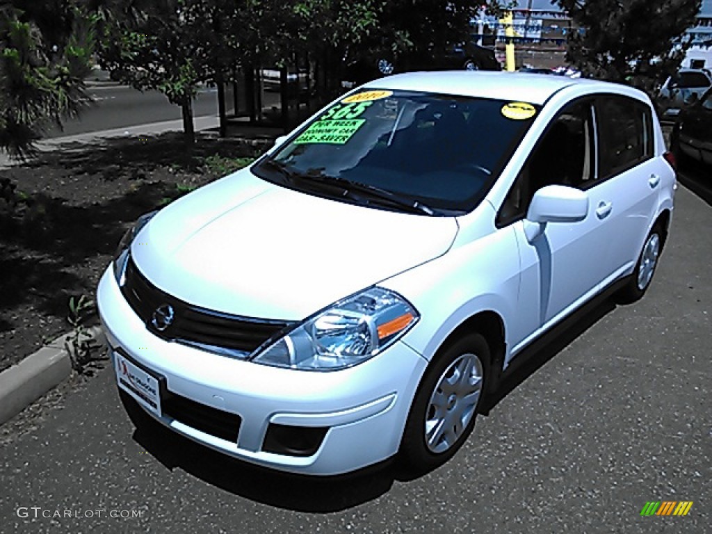 2010 Versa 1.8 S Hatchback - Fresh Powder White / Charcoal photo #1