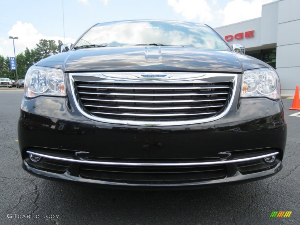2013 Town & Country Touring - L - Brilliant Black Crystal Pearl / Black/Light Graystone photo #2