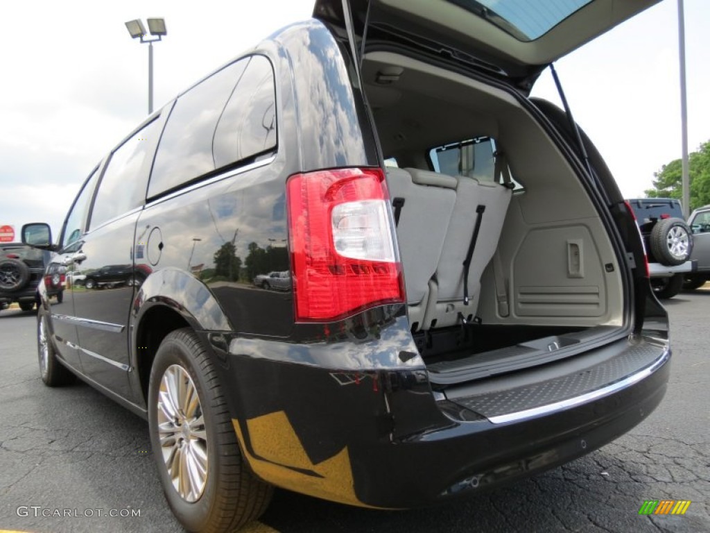 2013 Town & Country Touring - L - Brilliant Black Crystal Pearl / Black/Light Graystone photo #13