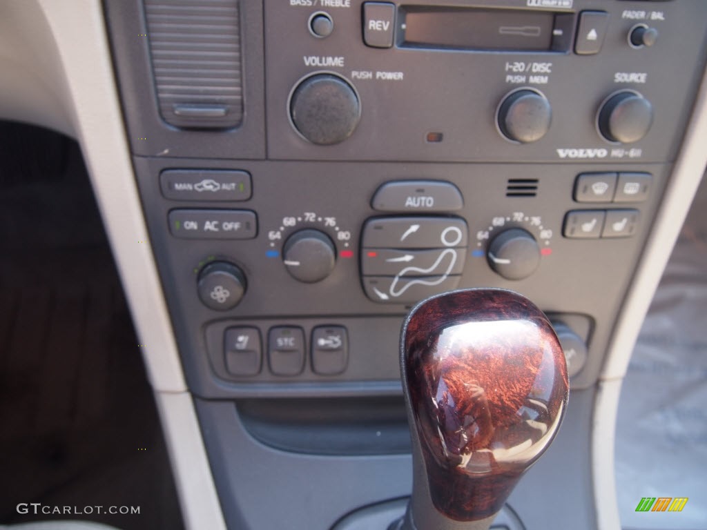 2003 Volvo S80 2.9 Controls Photos